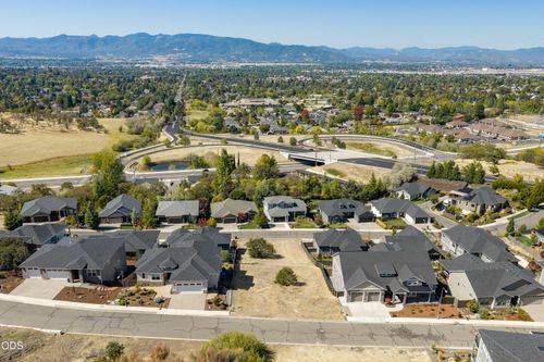 581 E La Strada Cir, Medford, OR, 97504-3616 | Card Image