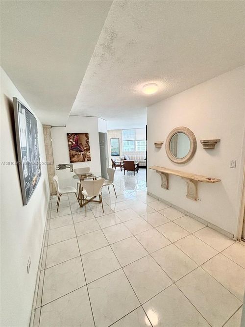 1824-905 Brickell Bay Dr, Miami, FL, 33131-2928 | Card Image