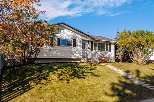 907 Canfield Cres Sw, Calgary, AB, T2W1K5 | Card Image