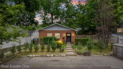 225 1st St, Fenton, MI, 48430-2783 | Card Image