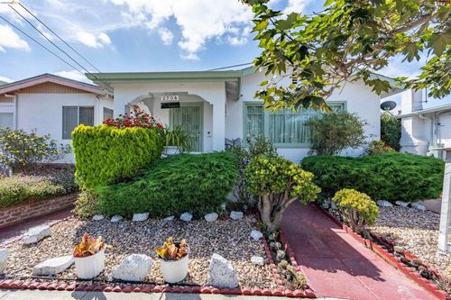 2706 67th Ave, Oakland, CA, 94605-2336 | Card Image