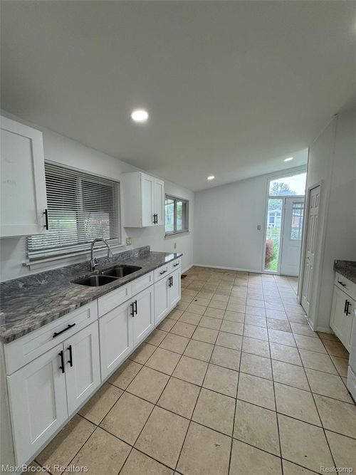 29234 Fairfax St, Southfield, MI, 48076-5820 | Card Image
