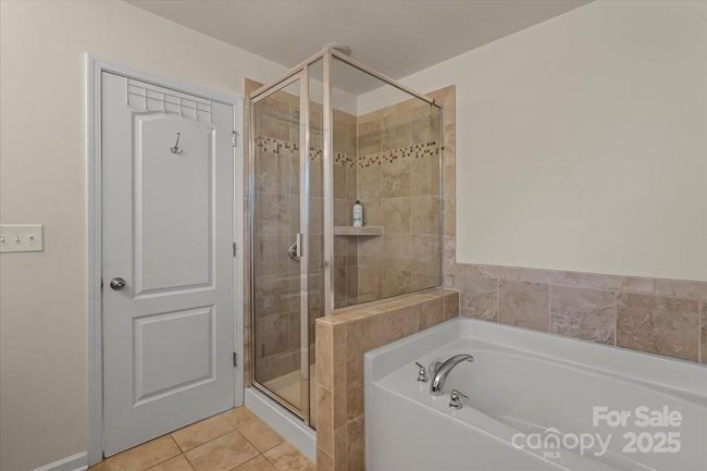 Garden tub and Shower | Image 28
