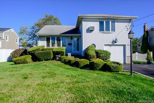 121 Pine Street, Oyster Bay, NY, 11762 | Card Image