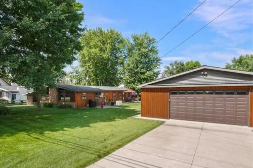 427 Iroquois Ave, Prudenville, MI, 48651-9720 | Card Image