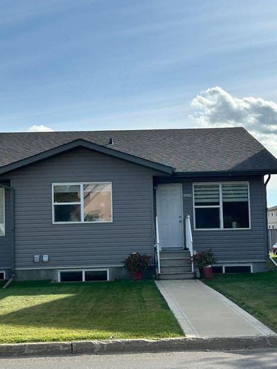 3 - 5311 57 Ave, Home with 2 bedrooms, 1 bathrooms and 2 parking in Ponoka AB | Image 1