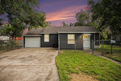 812 7th Ave N, Texas City, TX, 77590-7427 | Card Image