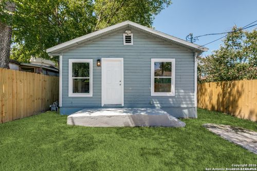 2017 Lyons St, San Antonio, TX, 78207-1445 | Card Image