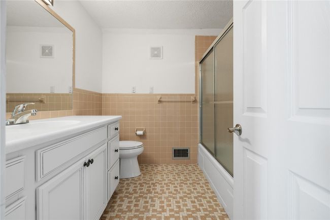 Upstairs Bathroom | Image 40