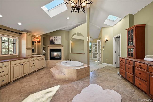 Primary Bathroom | Image 19