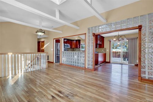 97 Willow St, Babylon, NY, 11702 | Card Image