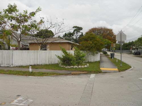 3290 Ne 10th Ave, Oakland Park, FL, 33334-2706 | Card Image
