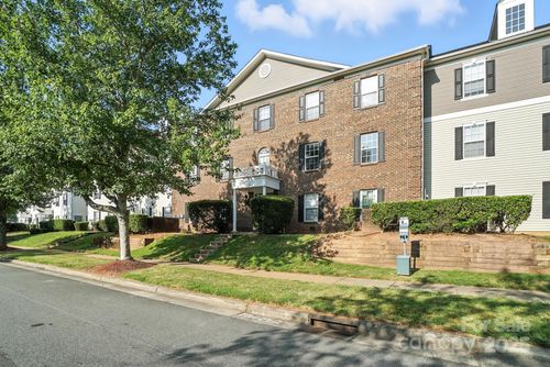 1068 Plaza Walk Dr, Charlotte, NC, 28215-1813 | Card Image