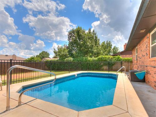 1506 Glenwood Dr, Moore, OK, 73160-6126 | Card Image