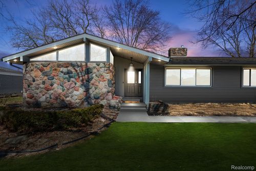16615 Walcliff Dr, Clinton Township, MI, 48035-2280 | Card Image