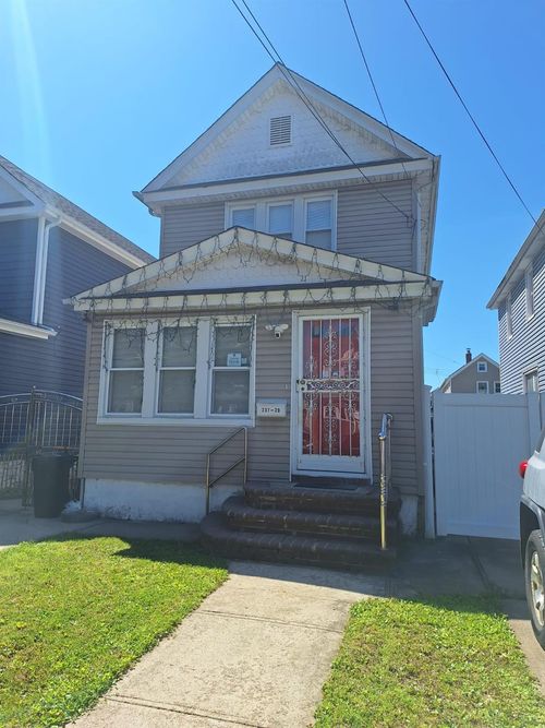 237 93rd Ave, Bellerose, NY, 11426-1059 | Card Image