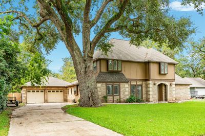 211 Huckleberry Drive, House other with 4 bedrooms, 2 bathrooms and null parking in Lake Jackson TX | Image 2