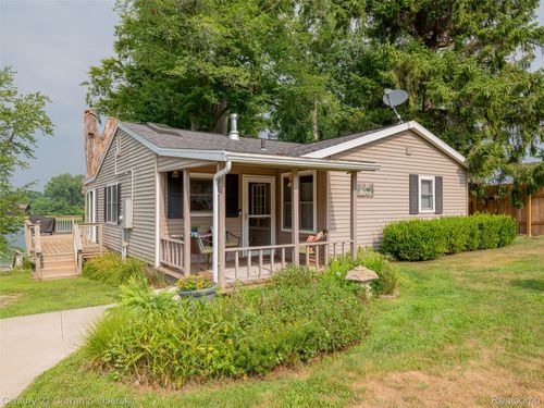 60846 N Lakeshore Dr, Lawrence, MI, 49064-9726 | Card Image