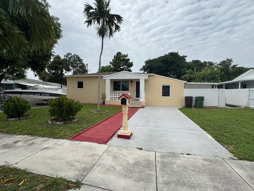 80 W 56th St, Hialeah, FL, 33012-2735 | Card Image