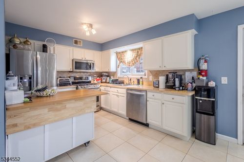 19 Val Sumo Ln, Newark, NJ, 07105-3547 | Card Image