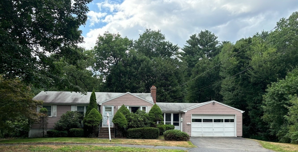 Lee Cir, Hudson, MA 01749