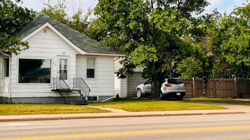 111 7th Avenue W, Bow Island, AB, T0K0G0 | Card Image