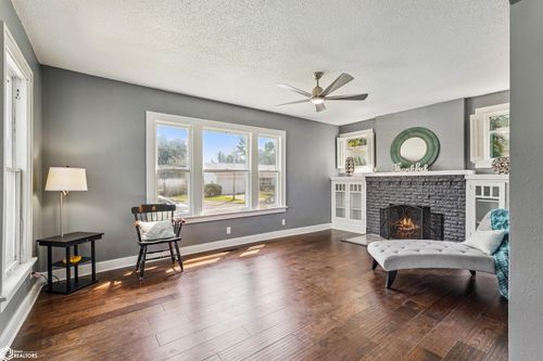 105 S 8th St, Marshalltown, IA, 50158-2502 | Card Image