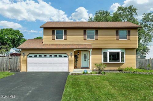 15 Deer Path Dr, Colonie, NY, 12205-2001 | Card Image