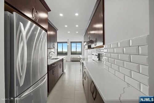 200 Winston Dr, Cliffside Park, NJ, 07010-3235 | Card Image