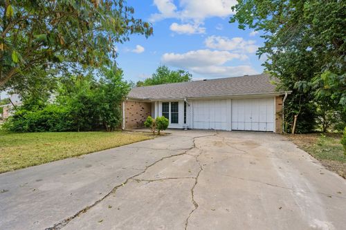 2405 Grace St, Taylor, TX, 76574-1426 | Card Image