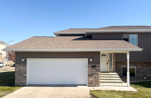 2027 Koch Dr, Bismarck, ND, 58503-1240 | Card Image