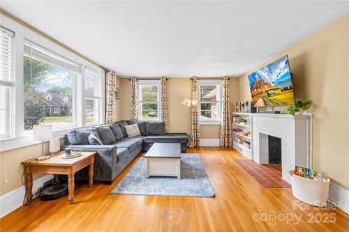 207 2nd Ave Ne, Catawba, NC, 28609-8372 | Card Image