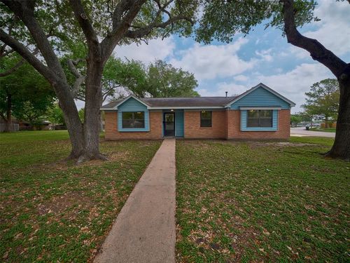 3002 Lamar Cir, El Campo, TX, 77437-2006 | Card Image