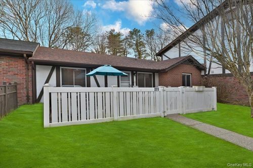 271 Birchwood Rd, Medford, NY, 11763-1240 | Card Image