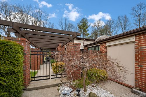 86 Dove Hill Dr, Manhasset, NY, 11030-4041 | Card Image
