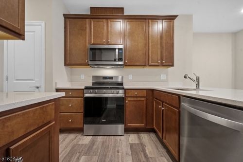 8 Jessica Ln, Union, NJ, 07083-3648 | Card Image