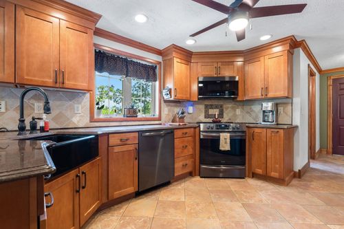 4 Faith Dr, Derry, NH, 03038-5500 | Card Image