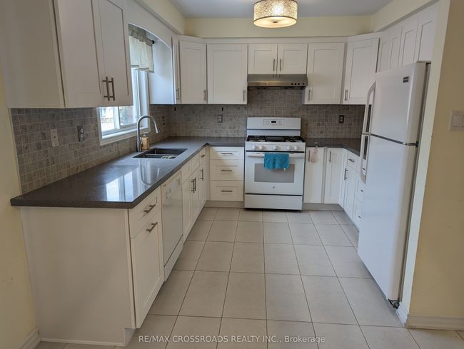 92 Nahanni Dr, House attached with 4 bedrooms, 3 bathrooms and 2 parking in Richmond Hill ON | Image 7