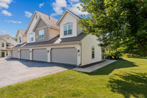 8521 S Stratford Rd, Oak Creek, WI, 53154-2669 | Card Image