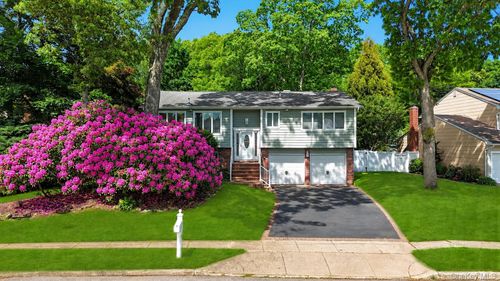 9 Quincy Ln, Smithtown, NY, 11787-5520 | Card Image