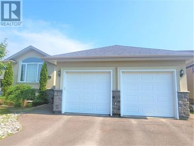 205 Sunrise Blvd, Home with 3 bedrooms, 2 bathrooms and null parking in Thunder Bay ON | Image 1