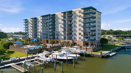 304-and-bs-16-4425 Arendell St, Morehead City, NC, 28557-2796 | Card Image