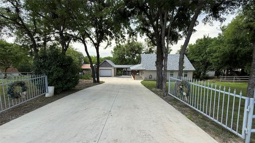 407 S Lakewood Cir, Bridgeport, TX, 76426-4433 | Card Image