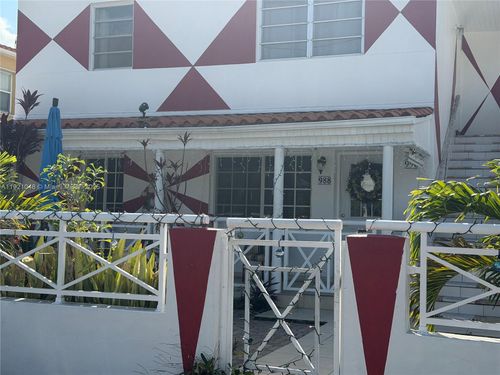 990 Sw 9th St, Miami, FL, 33130-3736 | Card Image