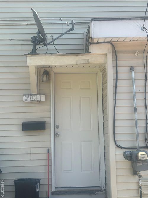 2011 Eastport St, Westland, MI, 48186-4628 | Card Image