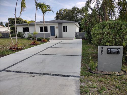300 S Biscayne River Dr, Miami, FL, 33169-6661 | Card Image