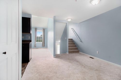 664 Lydia Ln, Pontiac, MI, 48341-1079 | Card Image