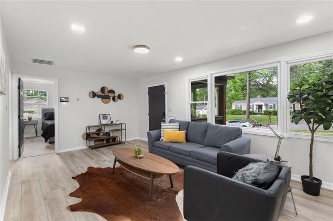 1959 Oana St Sw, House other with 3 bedrooms, 2 bathrooms and 2 parking in Atlanta GA | Image 5