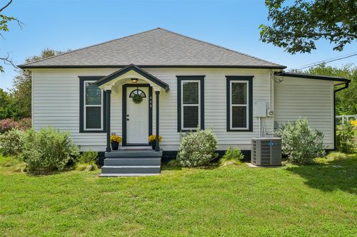 406 Live Oak Street, Smithville, TX, 78957 | Card Image