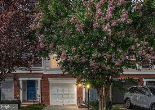 8105 Rainwater Cir, MANASSAS, VA, 20111-5225 | Card Image